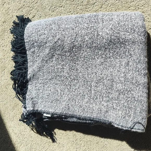 Victoria's secret blanket - Picture 2 of 2